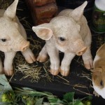Plastic animals for gardens piglets Plastic animals for gardens piglets